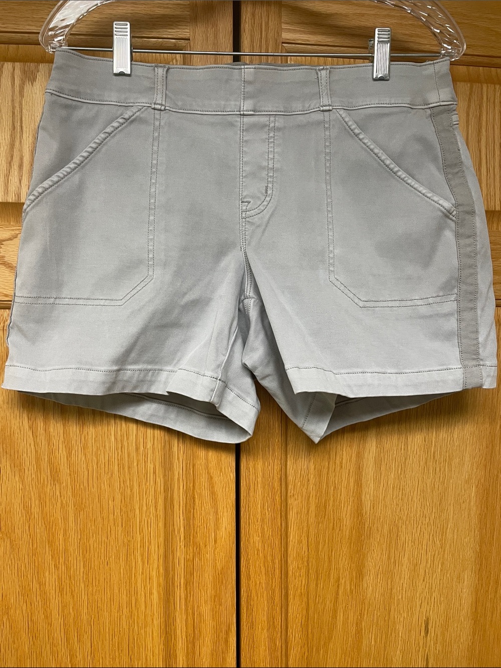 Spanx Stretch Twill Shorts 5” Light Gray - Size Small